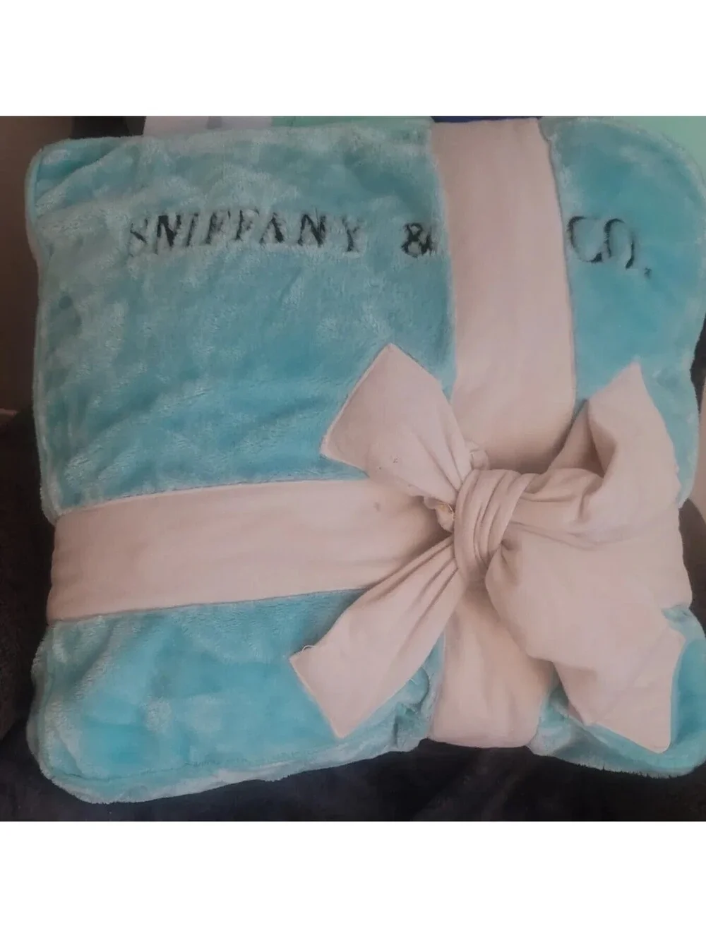 DOG DIGGIN DESIGNS SNIFFANY & CO. BLUE GIFT BOX BIG BOW DOG BED